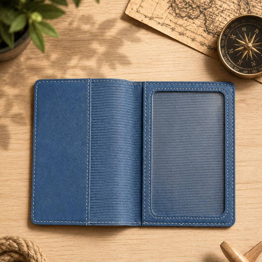 Protège passeport personnalisé de L'Atelier de Lolo avec motif coloré et finition en cuir, pour une protection élégante.