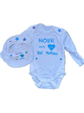 Lot de body et bavoirs pour bébé, fabriqué par L'Atelier de Lolo, en coton blanc avec motifs colorés.