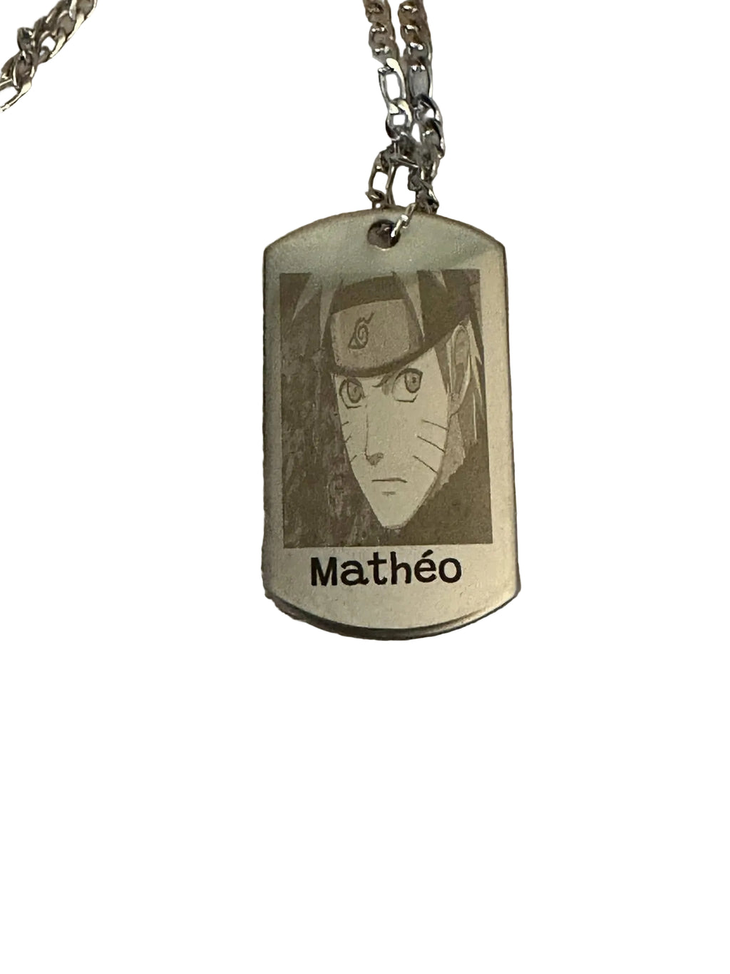 Médaillon gravé de L'Atelier de Lolo avec motif délicat, en argent, posé sur un fond neutre.