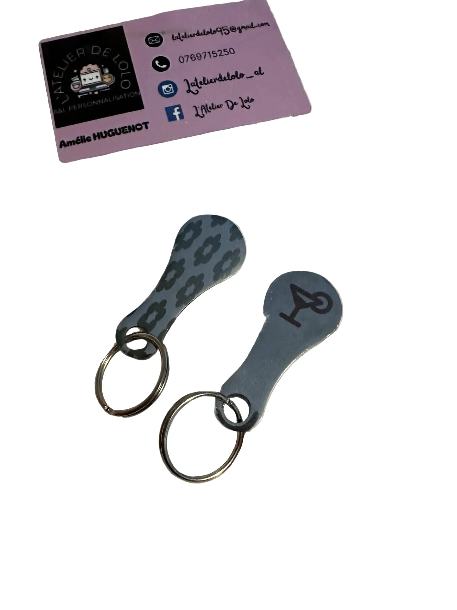 Porte-clés jeton de caddie L'Atelier de Lolo avec design coloré et pratique pour attacher aux clés ou au sac.
