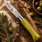 Couteau Opinel Coupe du Monde 2026 de L'Atelier de Lolo, lame en acier inoxydable, poignée en bois naturel.