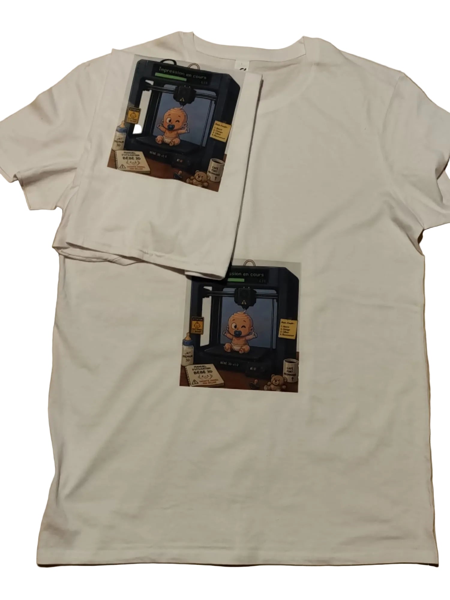 T-shirt blanc pour annonce d'heureux événement, design joyeux, par L'Atelier de Lolo, prêt à porter, visible sur mannequin.