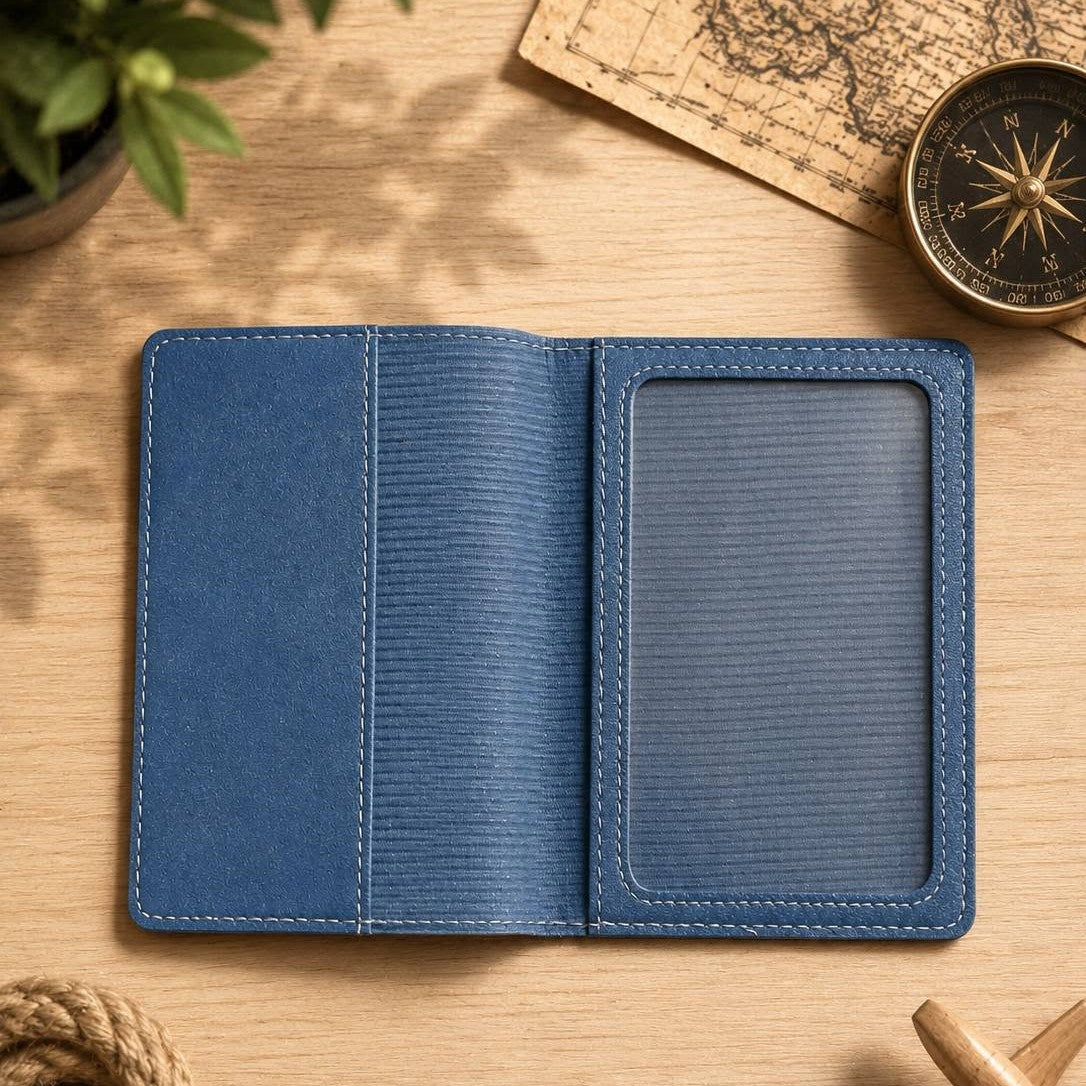 Protège passeport personnalisé de L'Atelier de Lolo avec motif coloré et finition en cuir, pour une protection élégante.
